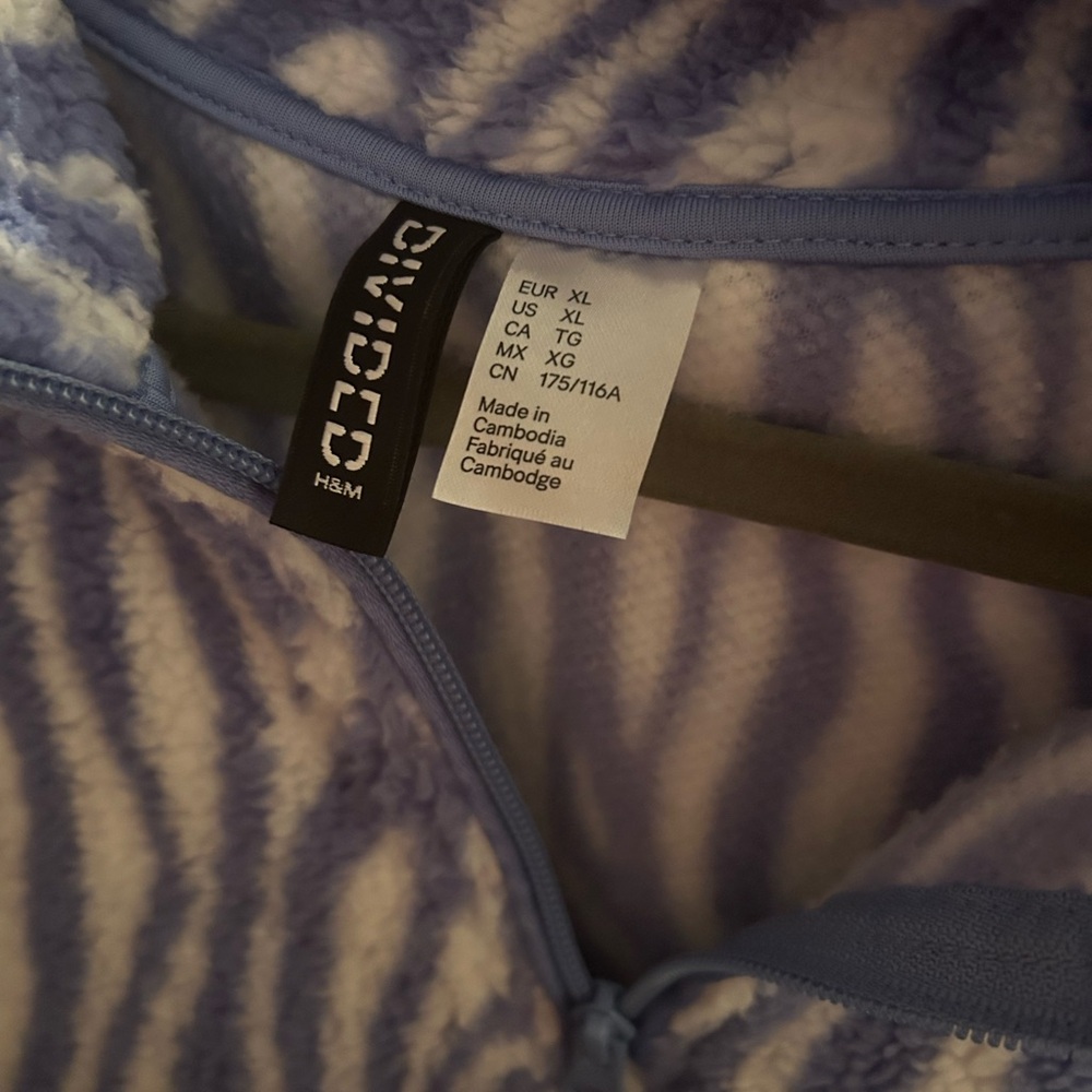 H&M Blue and White Patterned Women's Sweater - Picture 3 of 3